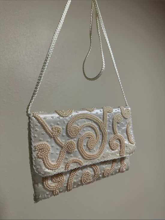 La Regale Handbags - Vintage Y2K La Regale Ivory and Gold Satin Beaded Evening Clutch